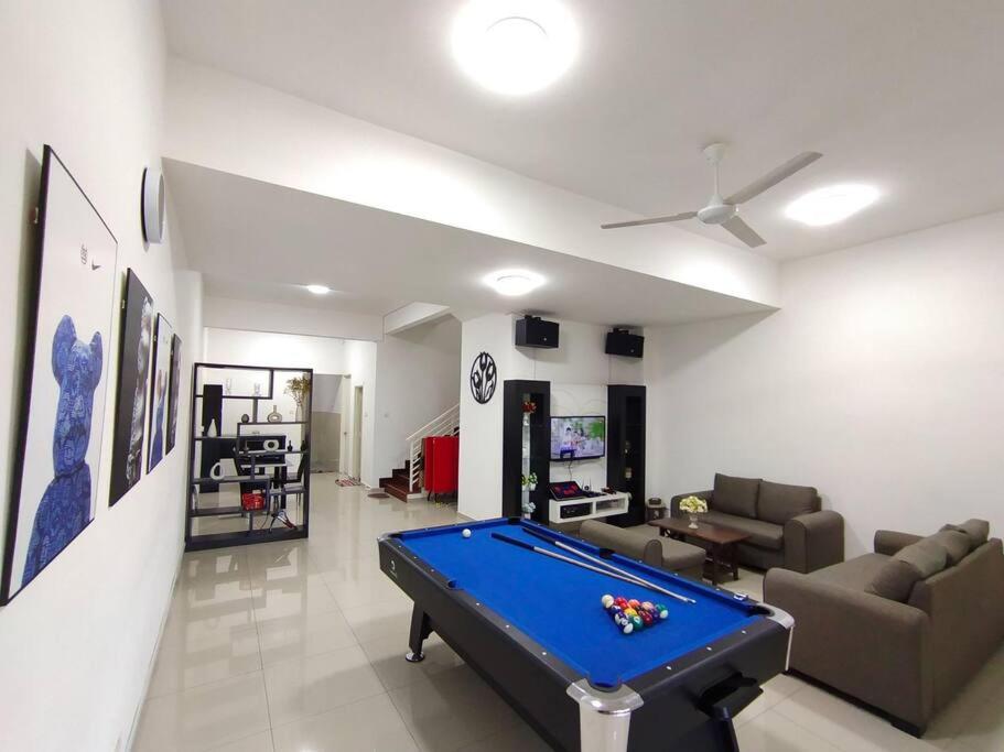 ein Wohnzimmer mit einem Billardtisch in der Unterkunft No 70 Sunlight Homestay 4R3B - 24 Pax, Karaoke in Kuala Selangor