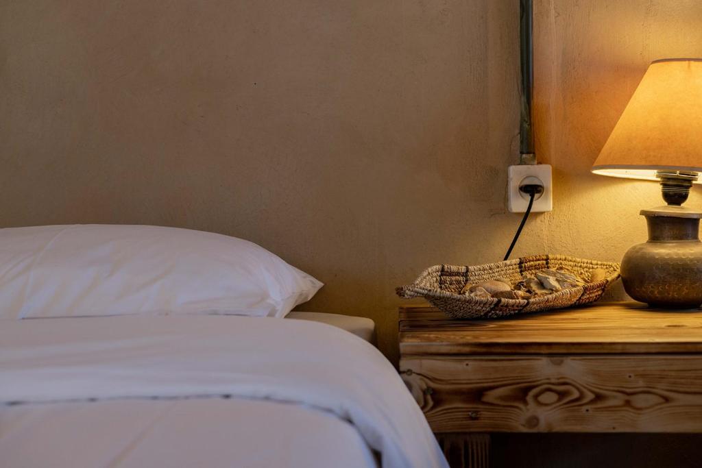 Een bed of bedden in een kamer bij IBEX unique Desert Inn
