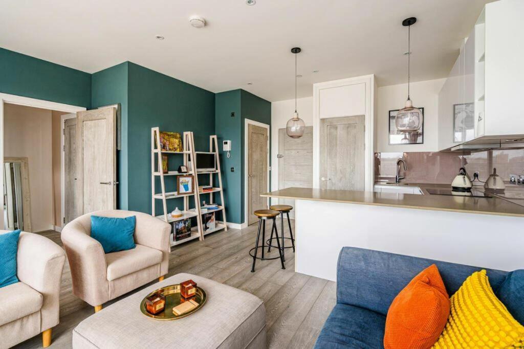 ein Wohnzimmer mit einem Sofa und einer Küche in der Unterkunft easyStay Bath Road Slough in Slough