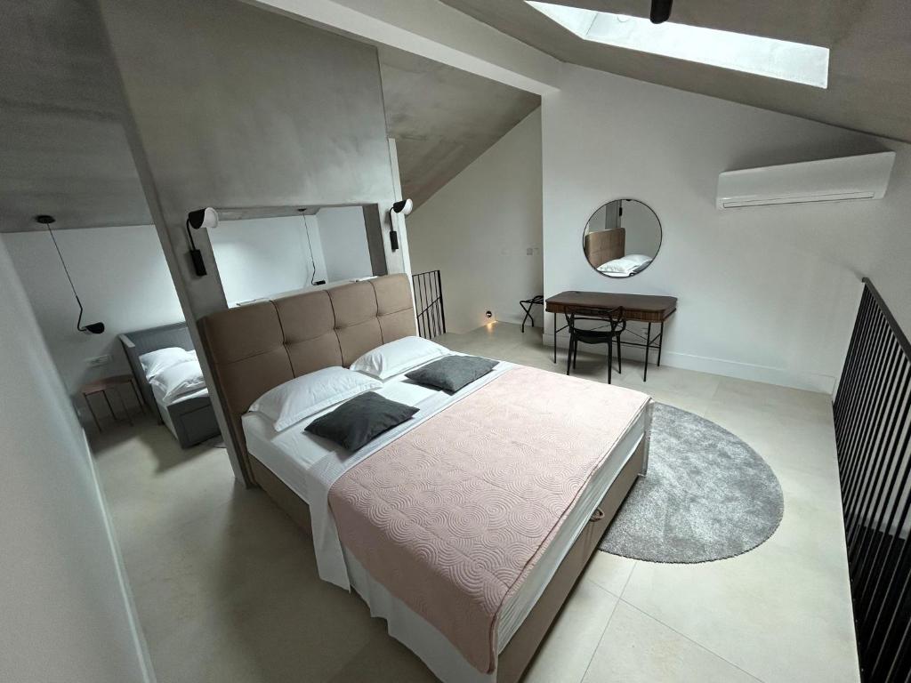 ein Schlafzimmer mit einem großen Bett und einem Tisch in der Unterkunft nAmore in Pisak