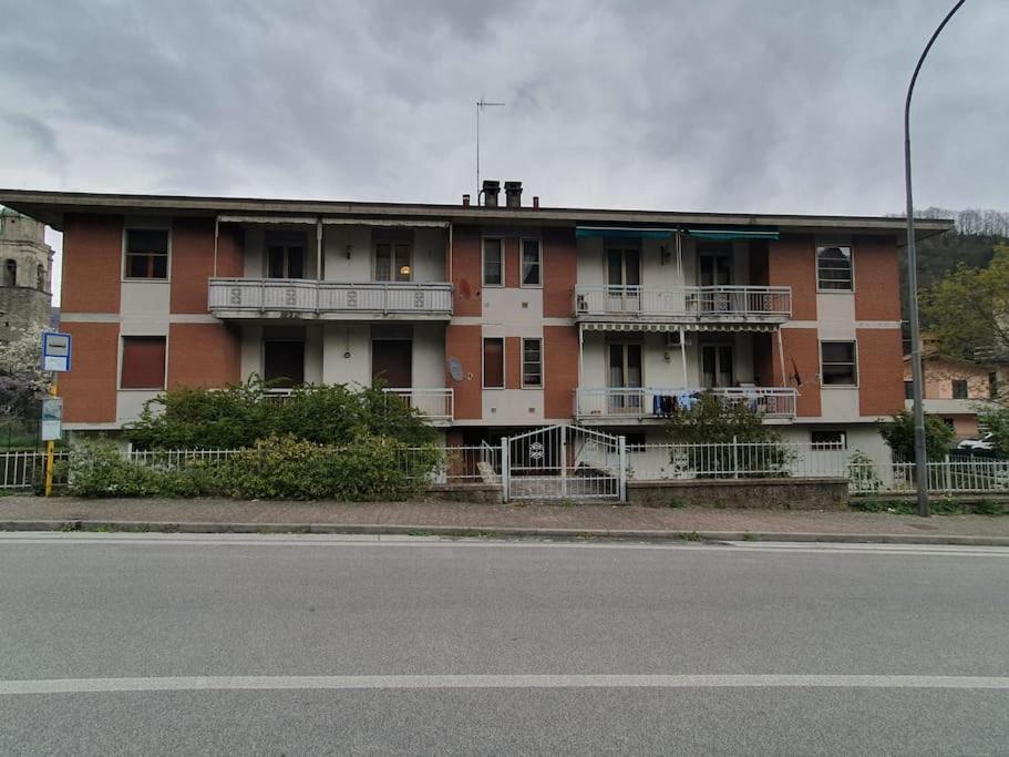 een gebouw aan de straatkant bij Aleksander' s House in Pontremoli