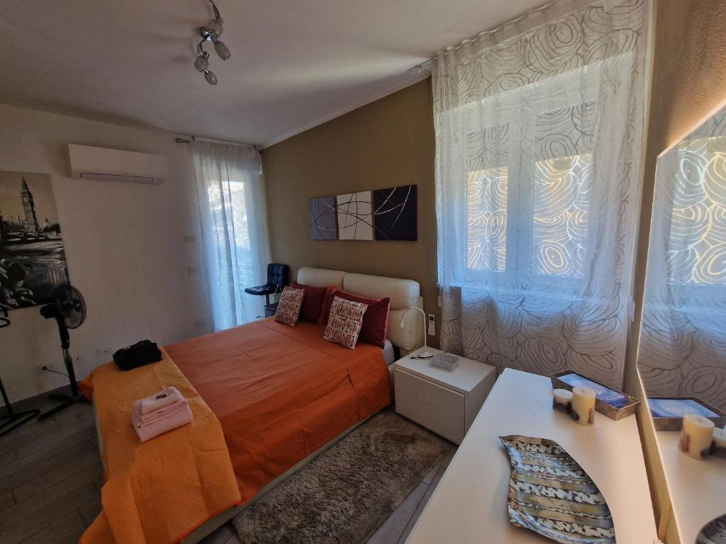 Un dormitorio con una cama grande y una ventana en VARESE PRIME - Air conditioning - Free private parking - Stazione dei treni a 100 mt - Centro Città - Intero appartamento con 2 bagni en Varese