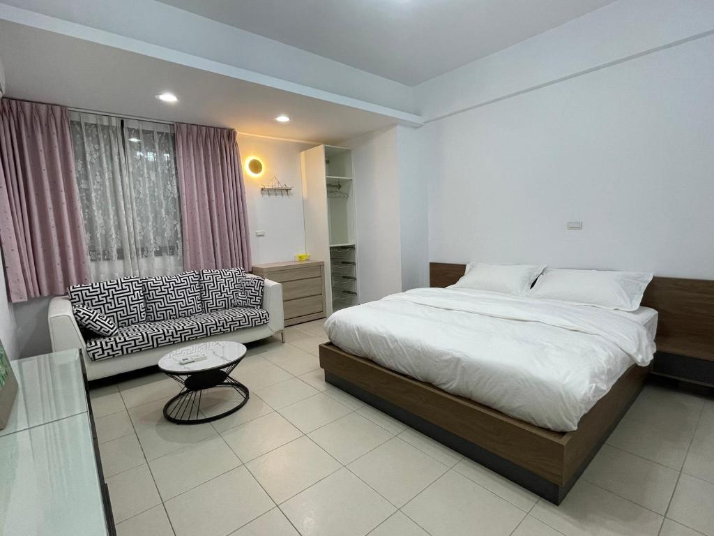sypialnia z łóżkiem i krzesłem w obiekcie Mountain Beyond Guest House w Jinhu