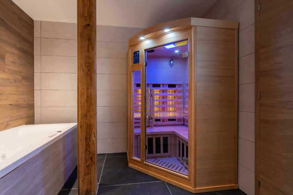 Postel nebo postele na pokoji v ubytování Géraniums Et Neige Fraîche, Maison d'Hôtes avec Suites Haut de Gamme, Balnéo massante et Sauna privés