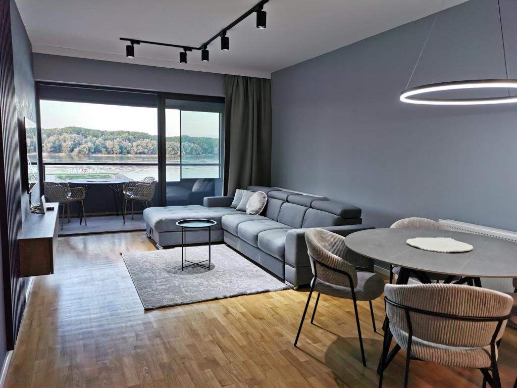 salon z kanapą i stołem w obiekcie Goreta032 Luxury Apartment 2 w mieście Vukovar