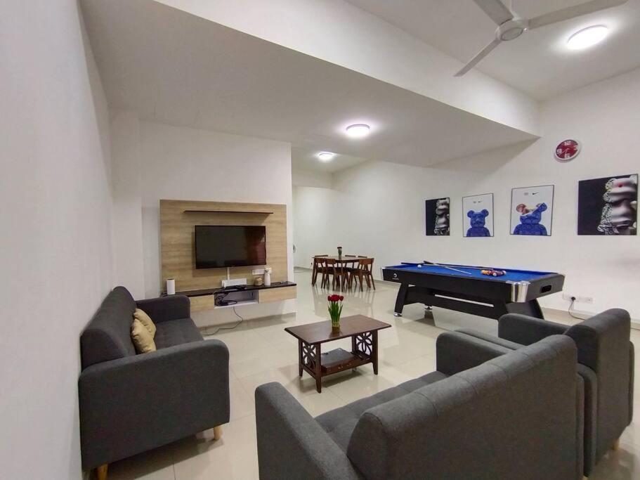 瓜拉雪蘭戈的住宿－No 68 Sunlight Homestay 4R3B - 24 Pax, Karaoke，带沙发和台球桌的客厅