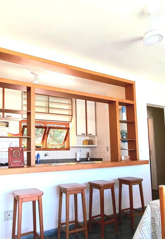 A cozinha ou cozinha compacta de Apartamento Ubatuba Terraços da Prainha Vista Mar