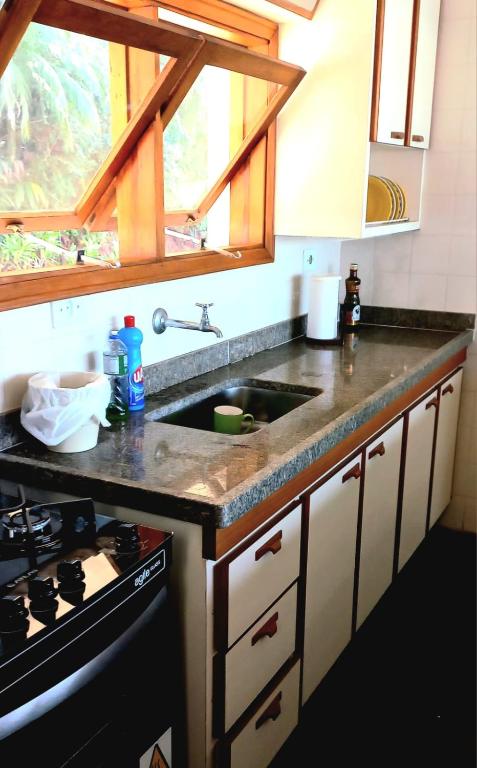 A cozinha ou cozinha compacta de Apartamento Ubatuba Terraços da Prainha Vista Mar