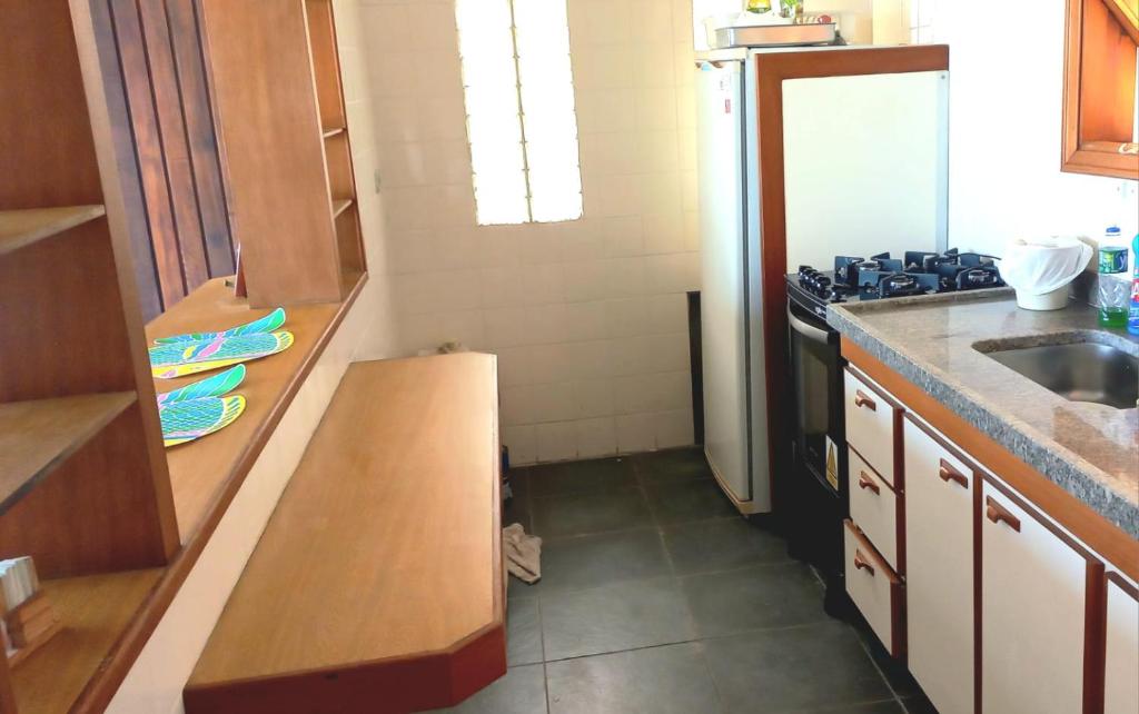 A cozinha ou cozinha compacta de Apartamento Ubatuba Terraços da Prainha Vista Mar