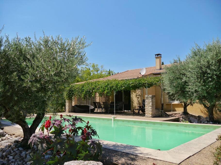 een huis met een zwembad voor een huis bij Belle villa individuelle climatisée piscine in Monteux