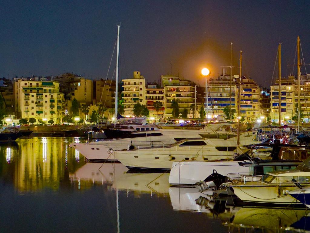 Nespecifikovaný výhled na destinaci Pireus nebo výhled na město při pohledu z apartmánu