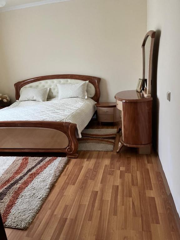 1 dormitorio con cama y mesa de madera en SHARDEN en Lori Berd