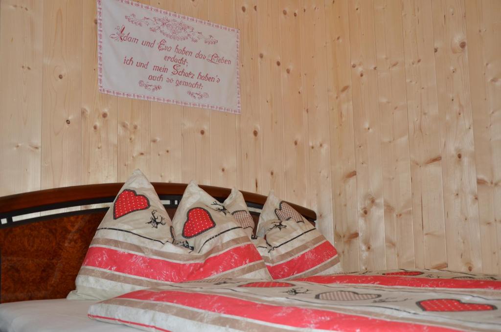 Postel nebo postele na pokoji v ubytování Wohnen am See Villa Schrötter direkt am Traunsee