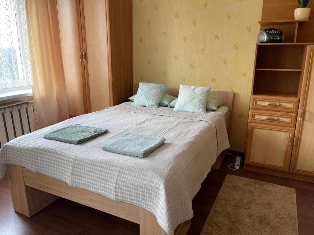 Giường trong phòng chung tại Miłe mieszkanie w pełni wyposażone