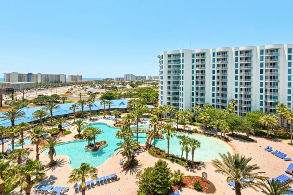Der Swimmingpool an oder in der Nähe von Beautiful Junior near the beach Palms Resort in Destin