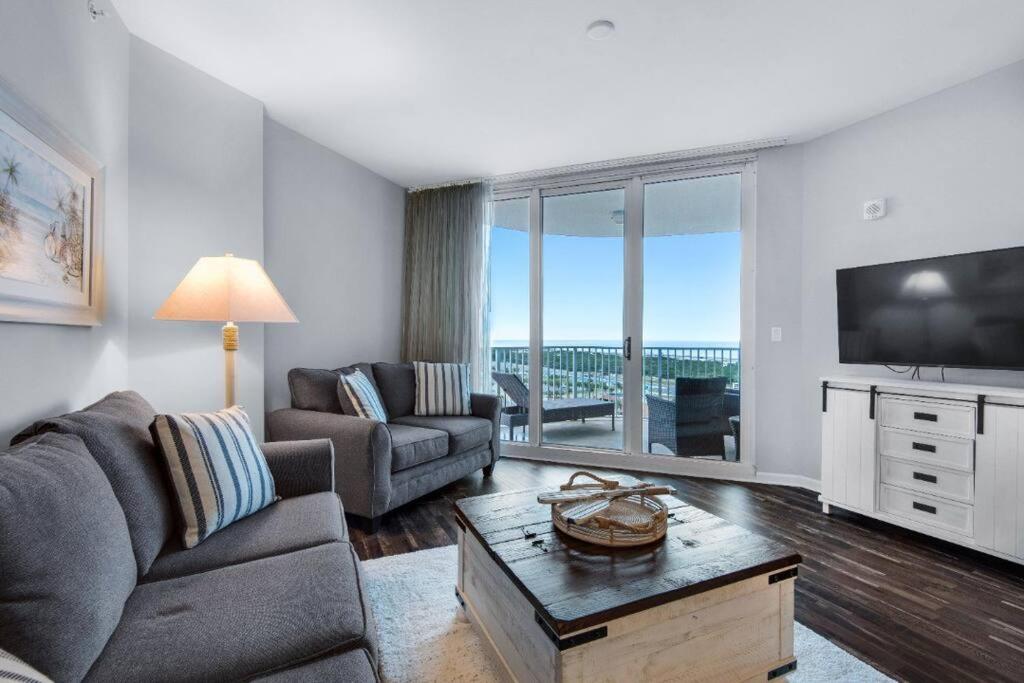 ein Wohnzimmer mit Couch und Flachbildfernseher in der Unterkunft Beautiful Junior near the beach Palms Resort in Destin in Destin