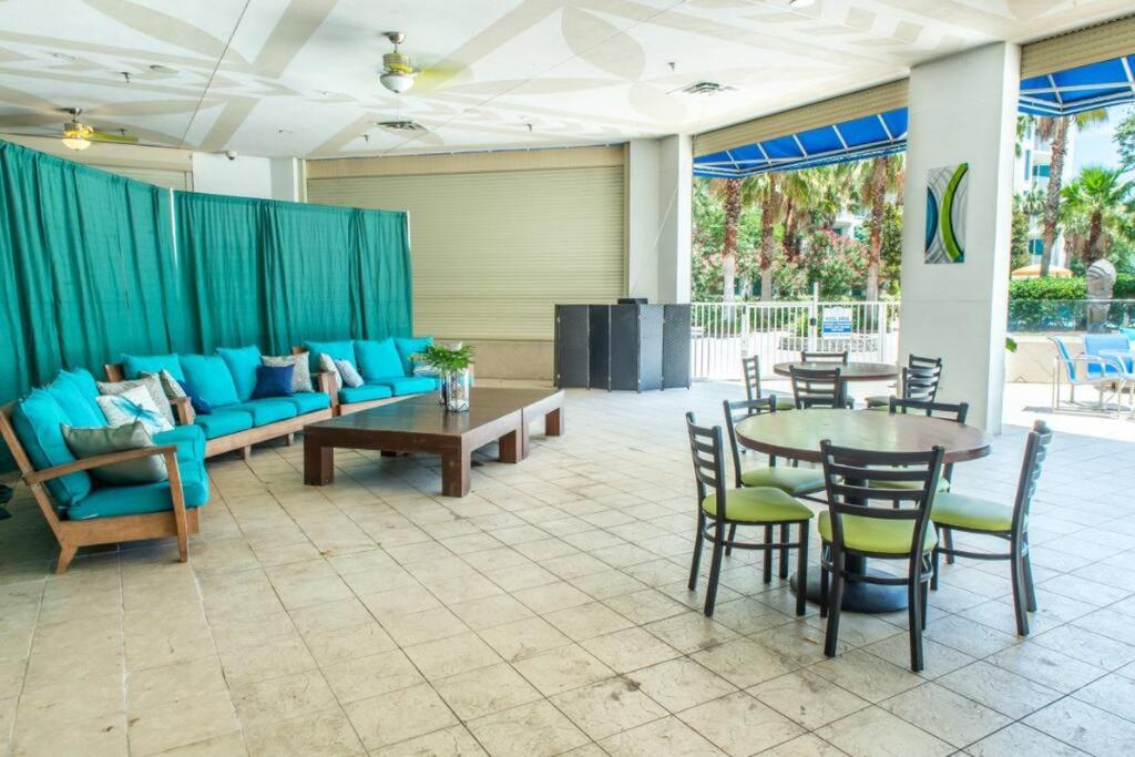 Ein Sitzbereich in der Unterkunft Beautiful Junior near the beach Palms Resort in Destin