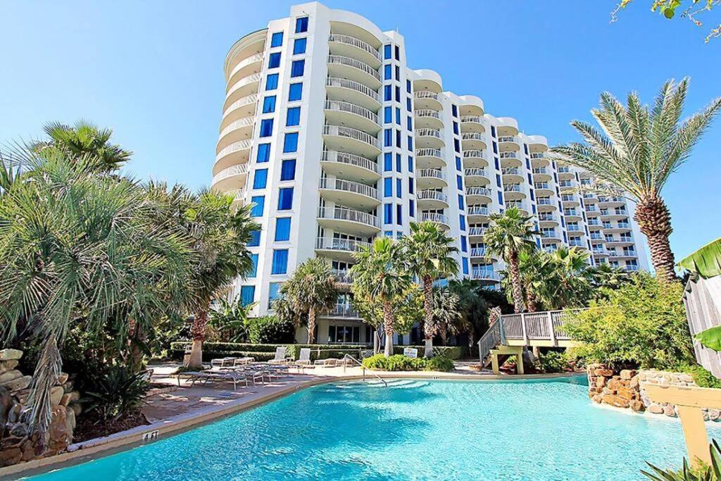 Der Swimmingpool an oder in der Nähe von Beautiful Junior near the beach Palms Resort in Destin