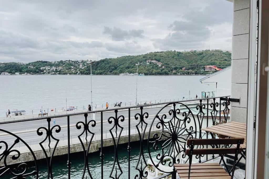 Sarıyer的住宿－Sarıyer Luxury Seaside Dublex by Bosphorus，享有水景和码头景致的阳台