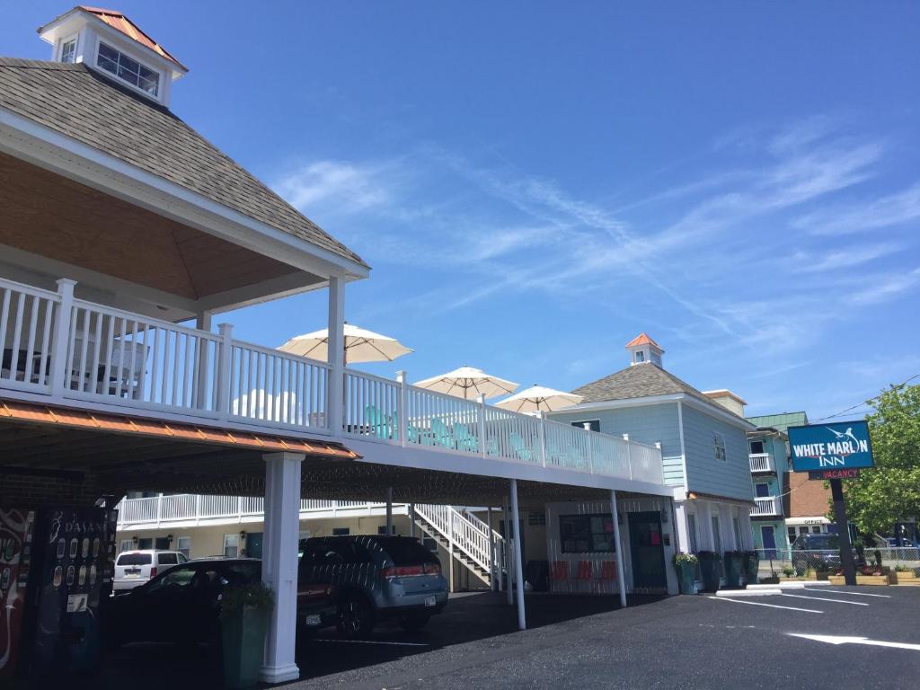 un edificio con un balcón con sombrillas. en White Marlin Inn en Ocean City