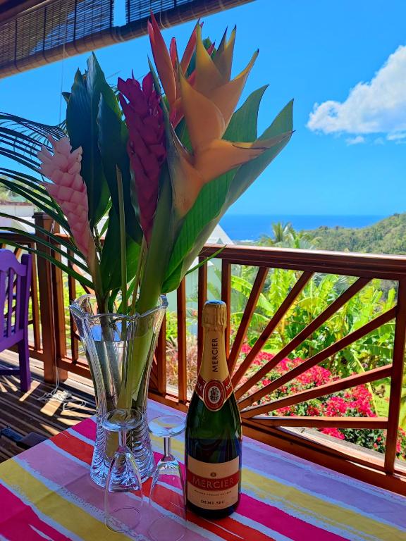 Balkón nebo terasa v ubytování Gîte 4 étoiles, la Vieille Sucrerie St Claude Guadeloupe, Jacuzzi Spa privatif, vue exceptionnelle sur la mer des Caraïbes