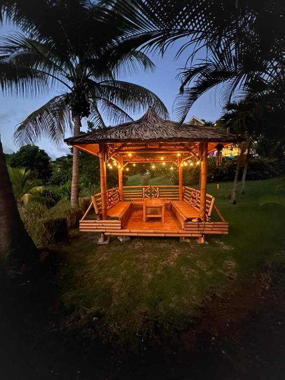 Zahrada ubytování Gîte 4 étoiles, la Vieille Sucrerie St Claude Guadeloupe, Jacuzzi Spa privatif, vue exceptionnelle sur la mer des Caraïbes