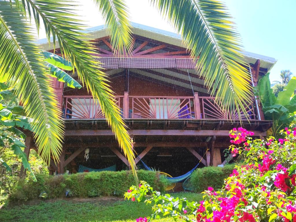 Zahrada ubytování Gîte 4 étoiles, la Vieille Sucrerie St Claude Guadeloupe, Jacuzzi Spa privatif, vue exceptionnelle sur la mer des Caraïbes