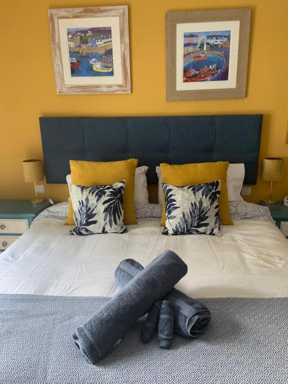 una camera con un grande letto con testiera blu di Casa Vista Maroma a Málaga