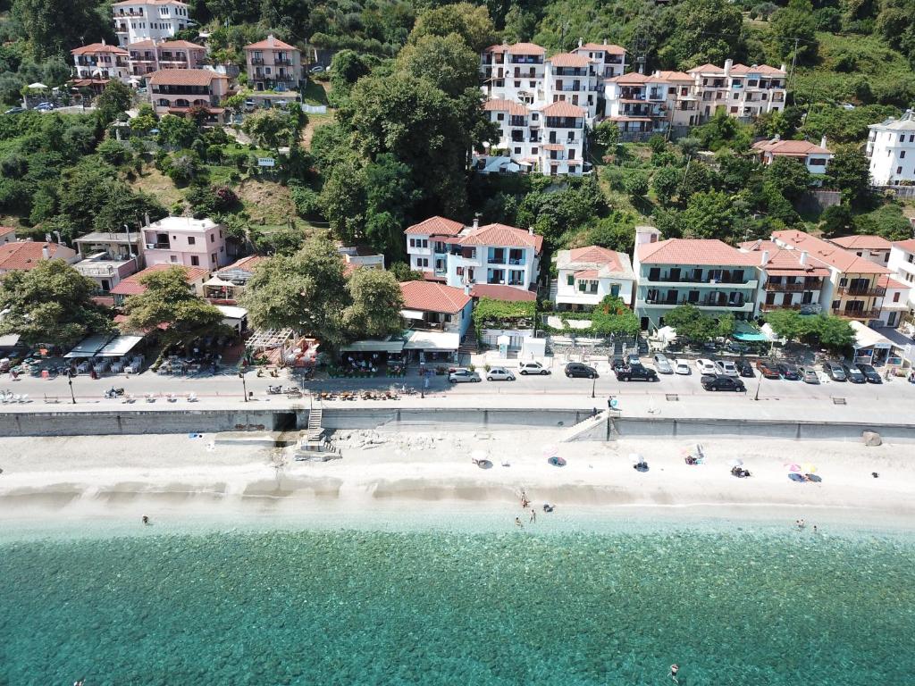 una vista aérea de una playa con gente en ella en Anesis Hotel, en Agios Ioannis