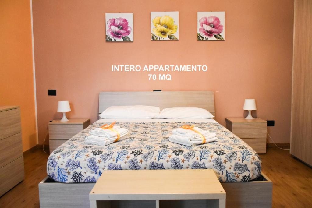 a bedroom with a bed with towels on it at Bed And Salerno - Largo Campo - Appartamento in Salerno