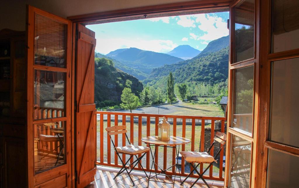 リアルプにあるApartament Montsentの山々の景色を望むバルコニー(テーブル、椅子付)