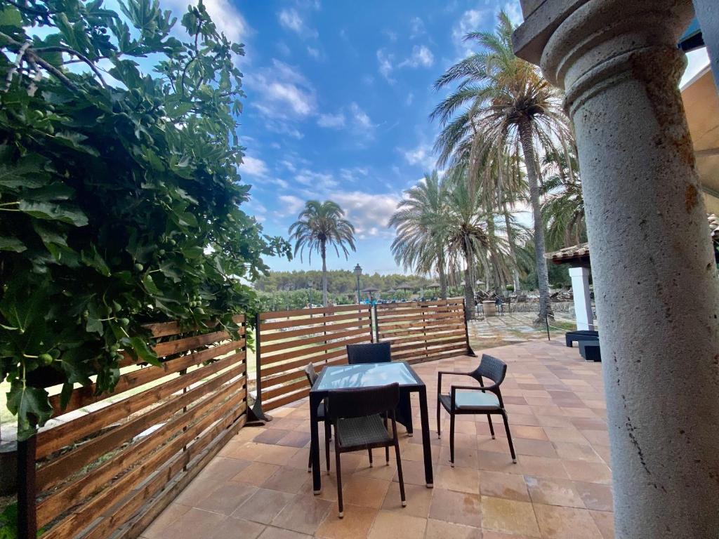 A garden outside Rural Charm villa and Outdoor Adventure Agritourism Apartment with Private Mountain Path approximately 5 minutes walking from the beach Ideal for relaxation