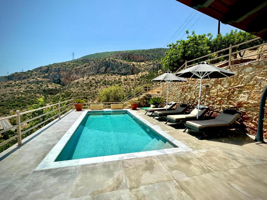 Bazén v ubytování Blue Horizon Suites nebo v jeho okolí