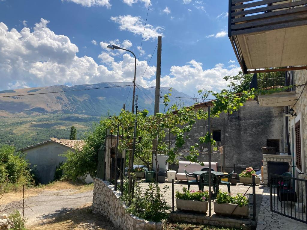 Casa con patio con vistas a las montañas en Casa nella Natura en Caramanico Terme