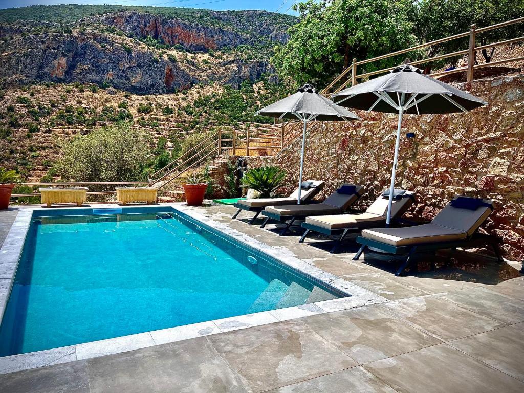Bazén v ubytování Blue Horizon Suites nebo v jeho okolí