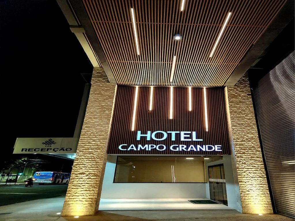 HOTEL CAMPO GRANDE في كامبو غراندي: علامة الفندق على جانب المبنى