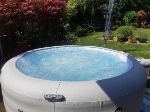 una grande vasca idromassaggio in un cortile con di Your Perfect Getaway with Hot Tub a Hale
