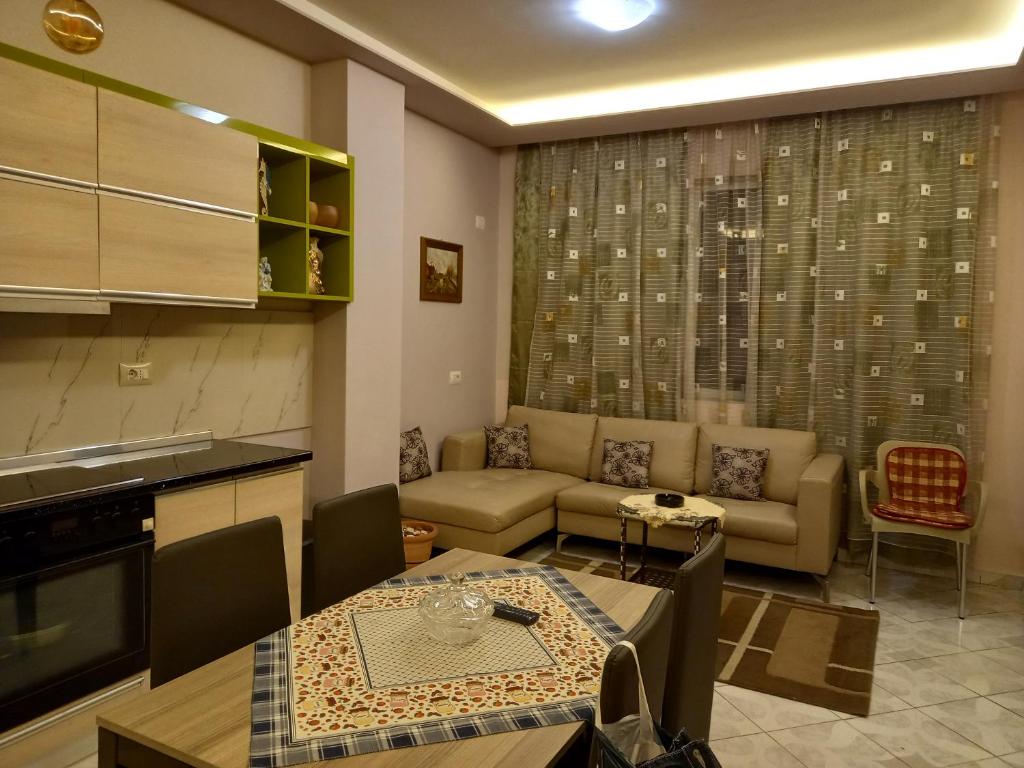 ein Wohnzimmer mit einem Sofa und einem Tisch in der Unterkunft Orkiton House in Durrës