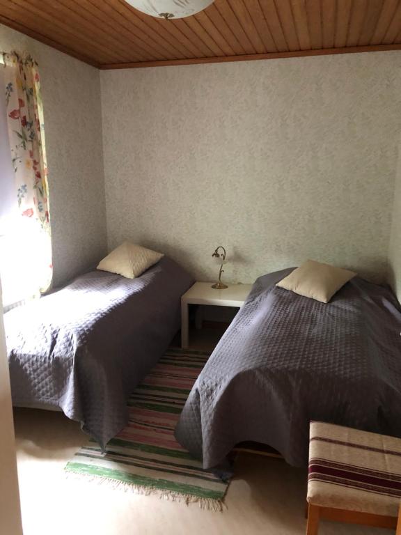 Postel nebo postele na pokoji v ubytování Röda stugan