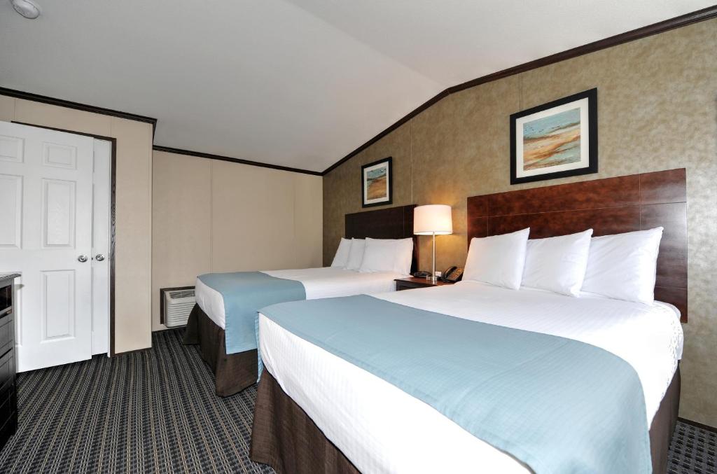 Кровать или кровати в номере Instalodge Hotel and Suites Karnes City