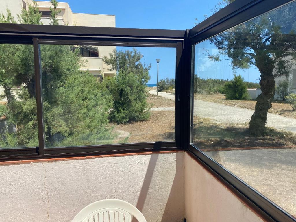 - une fenêtre dans une chambre avec vue sur la cour dans l'établissement Accès direct, plage, au Barcarès