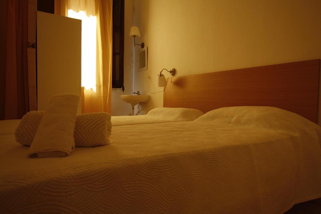 Posteľ alebo postele v izbe v ubytovaní Hostal Dragonflybcn