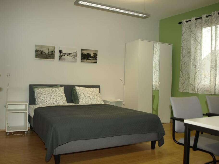1 dormitorio con 1 cama, mesa y sillas en Ferienwohnung Knipp, en Oslip