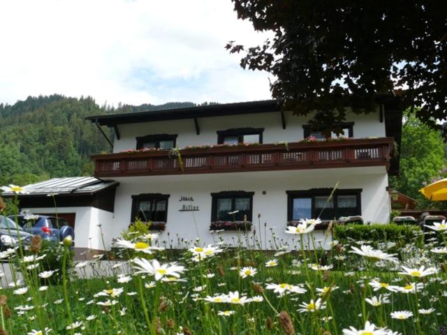 ein weißes Haus mit Blumen davor in der Unterkunft Haus Ritter 286 in Schoppernau