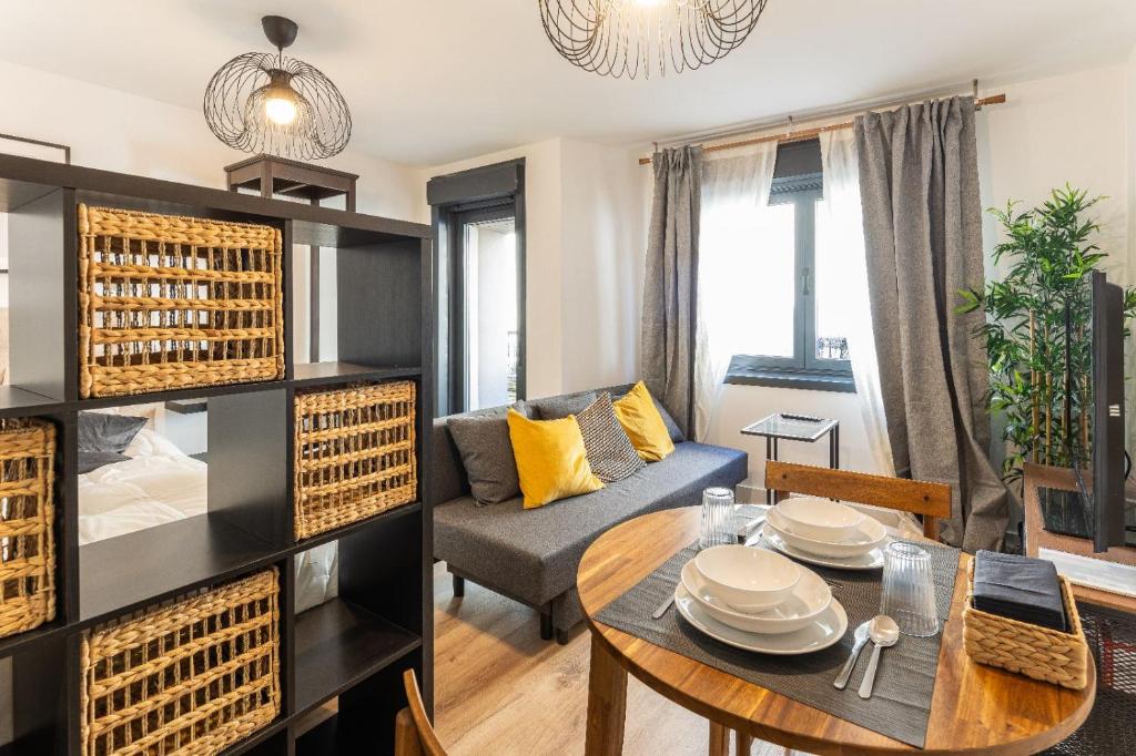 sala de estar con mesa y sofá en Maior 5 Apartamentos, en Verín