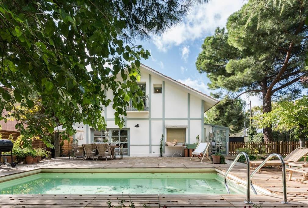 ein Haus mit einem Pool vor einem Haus in der Unterkunft CHIC COUNTRY HOUSE IN MADRID in Las Rozas de Madrid