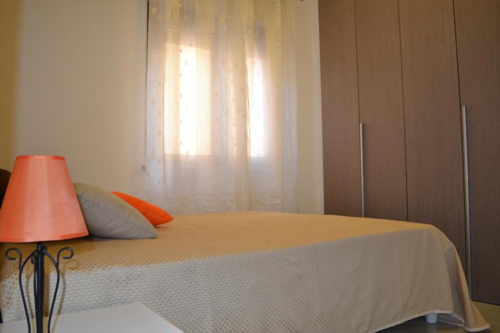 1 dormitorio con 1 cama con ventana y lámpara en Bilocale Giacomo Matteotti, en Mazara del Vallo