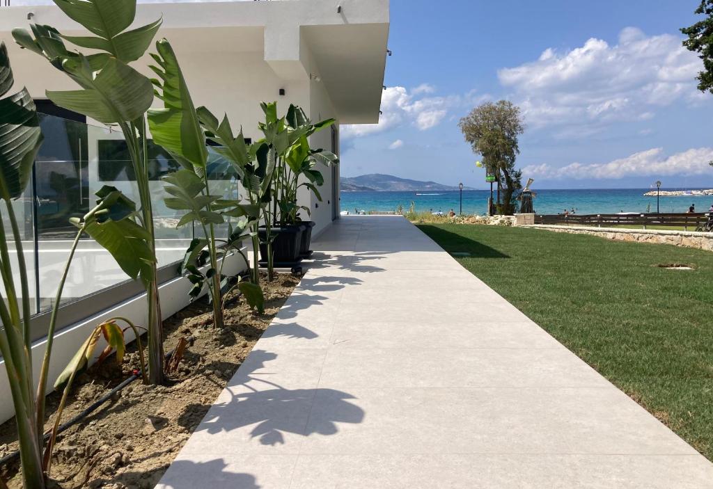 una passerella accanto a una casa con vista sull'oceano di Ayïa suites ad Alikanás