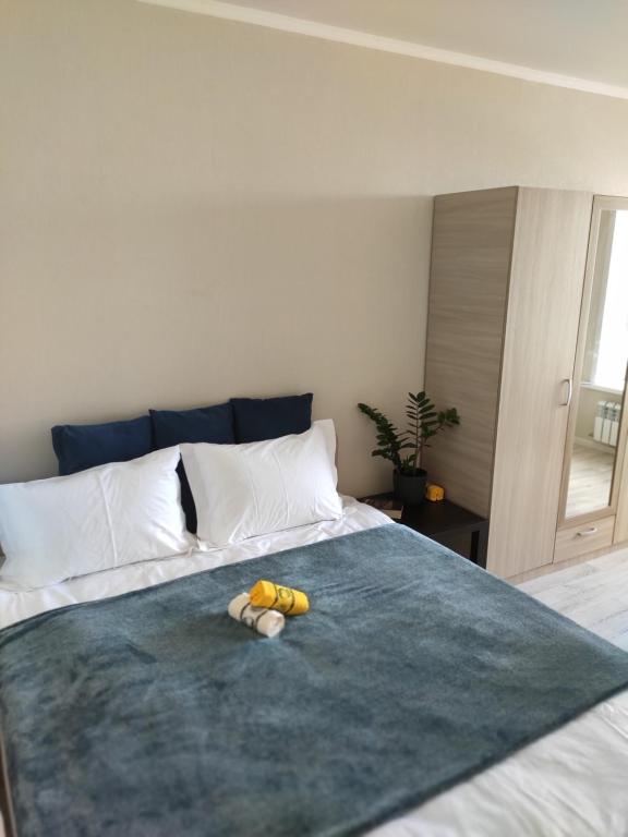 Кровать или кровати в номере В Астане новая комфортная квартира у реки и парка