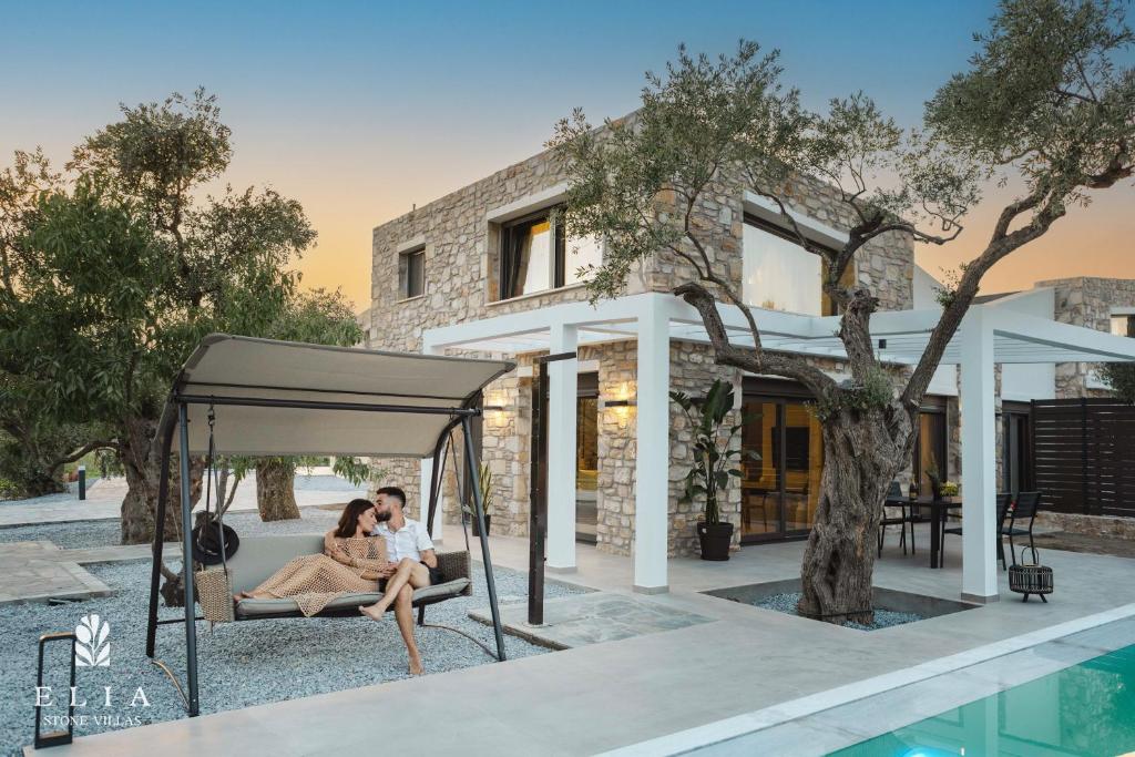 Bazén v ubytování ELIA STONE VILLAS nebo v jeho okolí